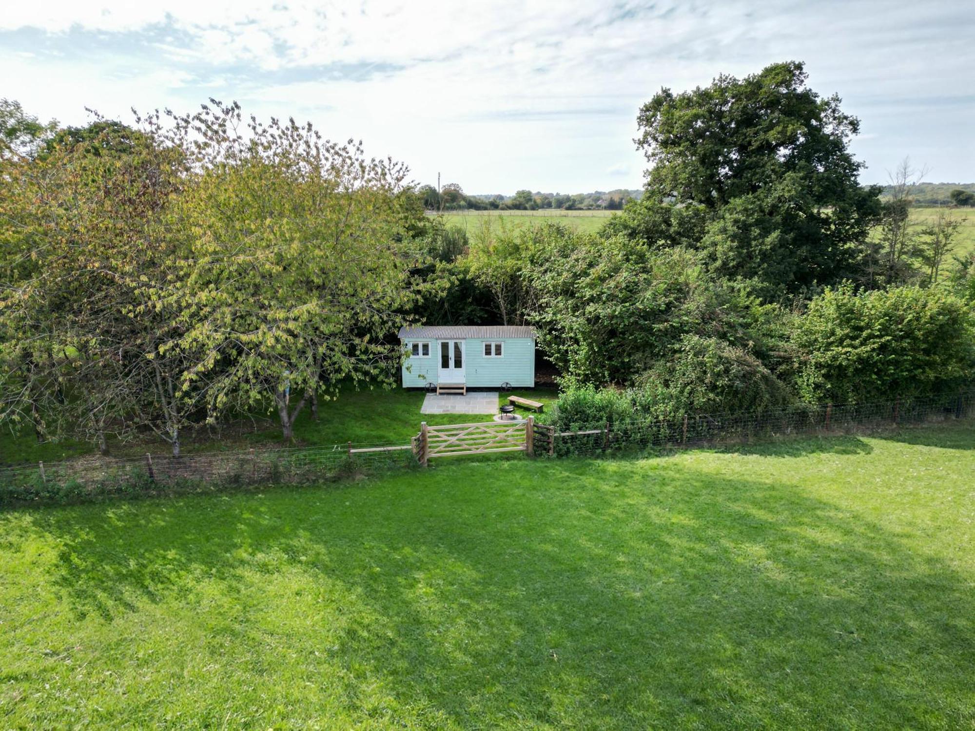 Great Ashley Farm Bed And Breakfast & Shepherds Huts Bradford-On-Avon Zewnętrze zdjęcie
