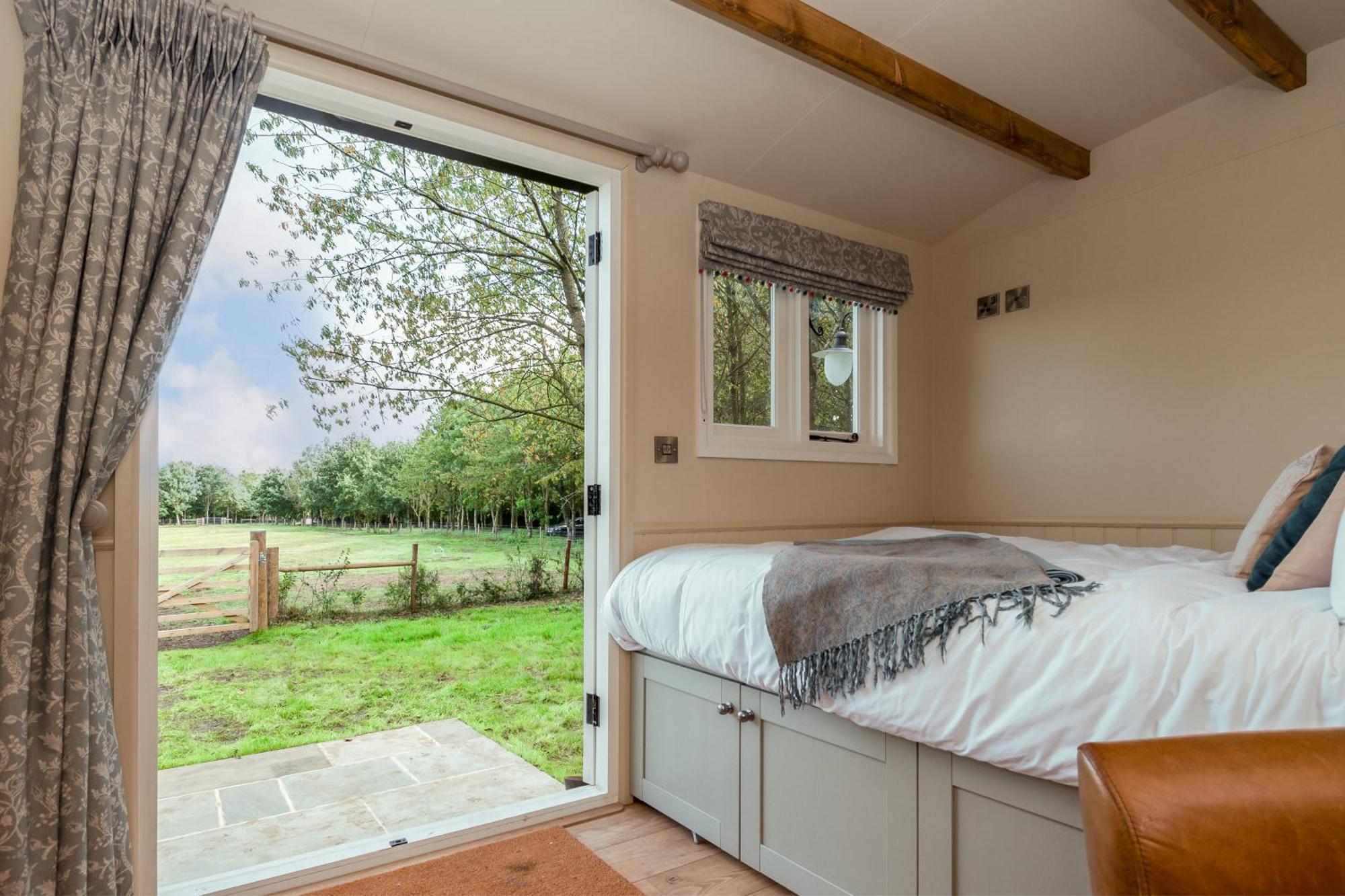 Great Ashley Farm Bed And Breakfast & Shepherds Huts Bradford-On-Avon Zewnętrze zdjęcie